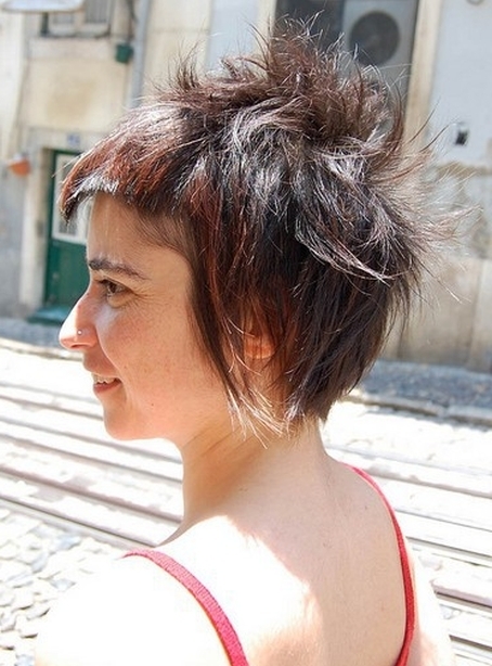 cieniowane fryzury, brązowe pasemka na grzywce, uczesanie damskie zdjęcie numer 167A